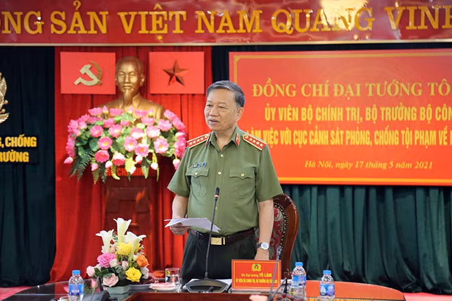 Minister To Lam speaks at the event.