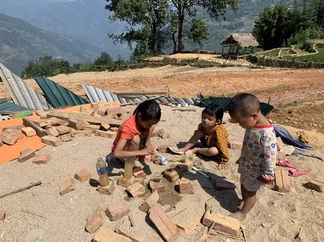 Hmong childrens playing in front of their house.