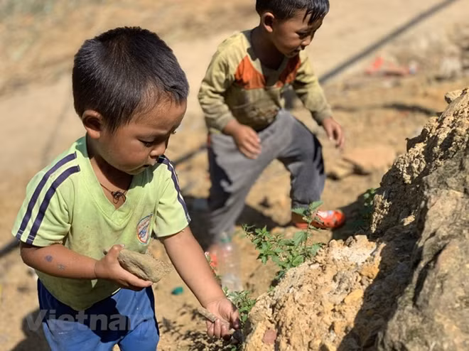 Due to the undeveloped economic conditions in the area, the children here do not have as many toys as their peers in the cities. However, they have created their own toys, and games.