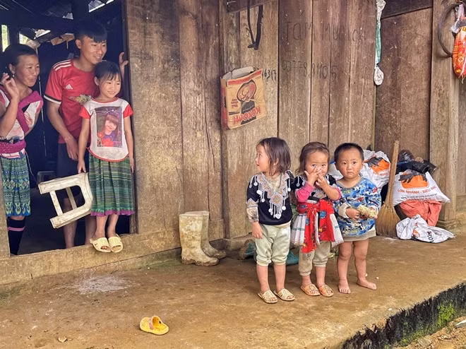 Hmong childrens in Bat Xat district of Lao Cai province.