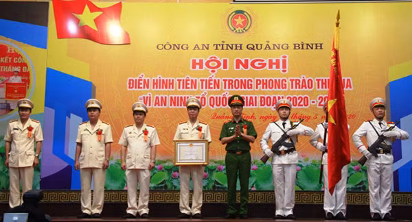 Under the authority of the State President, Deputy Minister Nguyen Duy Ngoc hands the Third-class Feat of Arms Order to the Quang Binh Provincial Police Department.