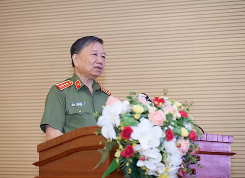 Minister To Lam delivers a speech at the event.