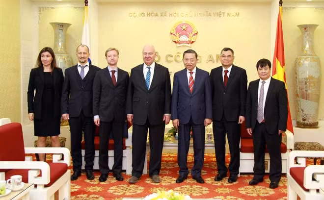 Minister To Lam, Mr. Vnukov and other delegates at the event.