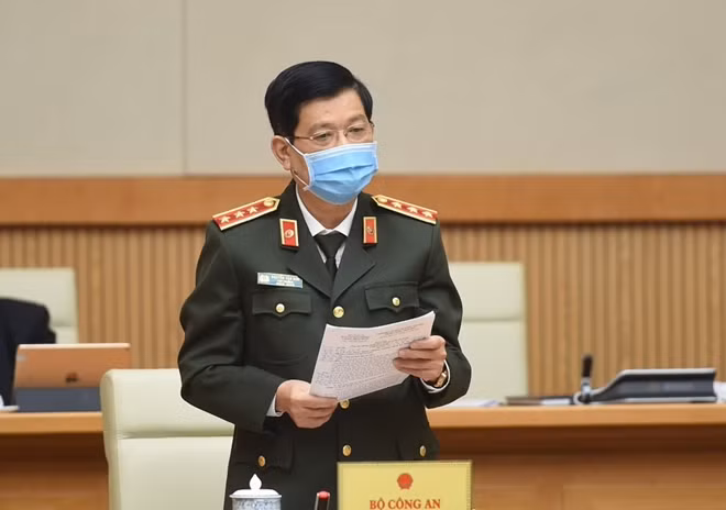 Deputy Minister Nguyen Van Son speaks at the meeting.