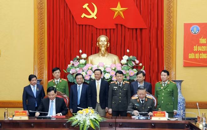 Minister To Lam and Minister Nguyen Xuan Cuong sign cooperation deal.