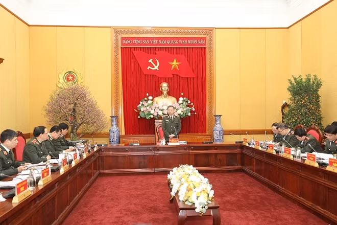 Minister To Lam speaks at the meeting.