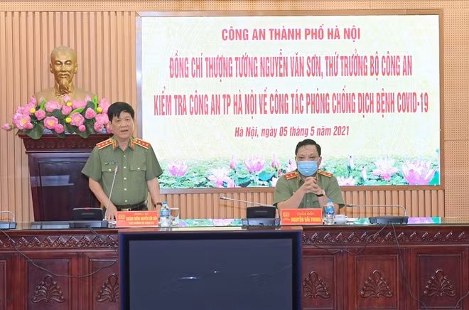 Deputy Minister Nguyen Van Son speaks at the event.