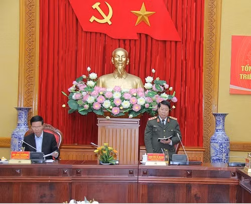 Deputy Minister Bui Van Nam speaks at the event.