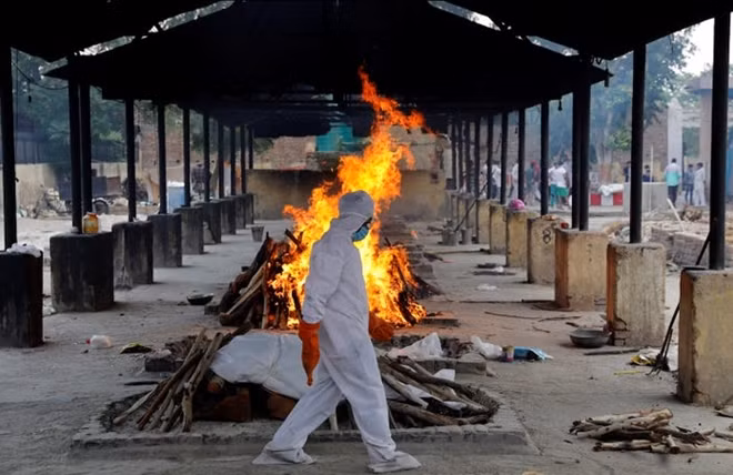 India posts record daily COVID-19 deaths, one in four globally last week ảnh 1