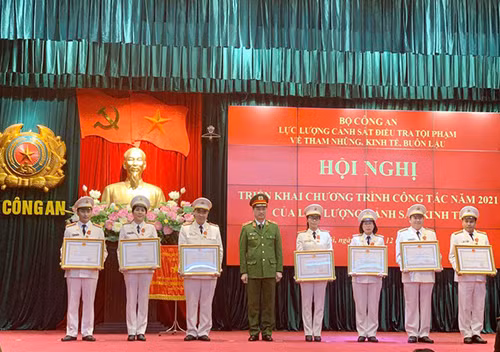 Under the authority of the State President, Deputy Minister Nguyen Duy Ngoc awards presents the Third-class “Feat of Arms” Orders to officersindividuals of the Economic Police Department.