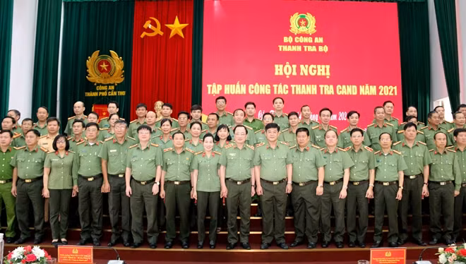Deputy Minister Nguyen Van Thanh and delegates at the event.