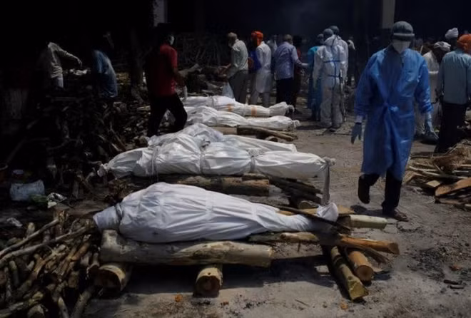 India’s new COVID-19 cases stay above 300,000, army called to help ảnh 1
