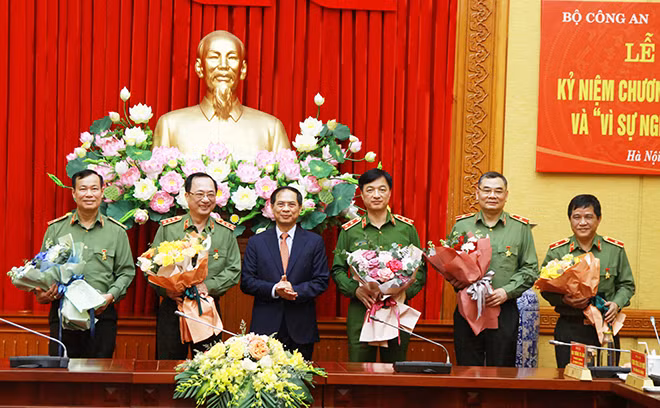 Mr. Bui Thanh Son presented “For Vietnam’s Diplomacy” Medals to Deputy Ministers of Public Security and Chief of the Ministry of Public Security’s Office. Mr. Bui Thanh Son presented “For Vietnam’s Diplomacy” Medals to Deputy Ministers of Public Security and Chief of the Ministry of Public Security’s Office.