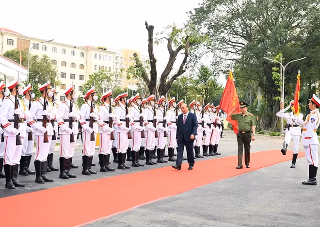 Prime Minister Nguyen Xuan Phuc inspects the Guard of Honor Team of the People's Public Security Forces.