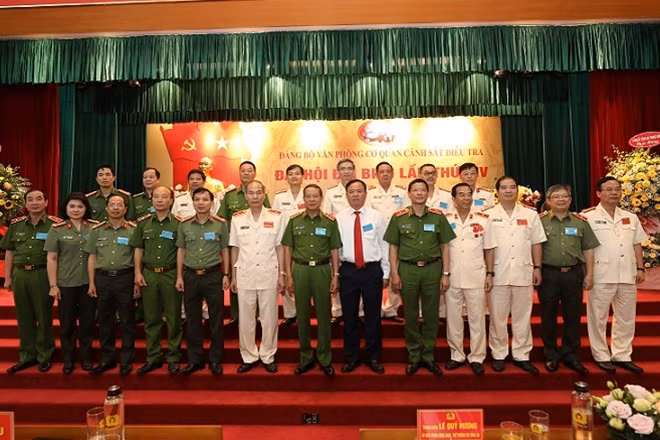 Deputy Minister Le Quy Vuong and other delegates at the event.