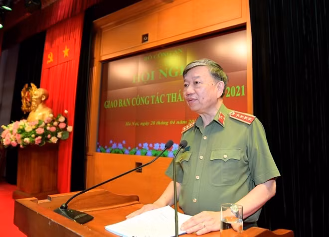 Minister To Lam delivers his speech at the meeting.