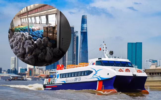 Each boat is capable of carrying 20 tons of vegetables.