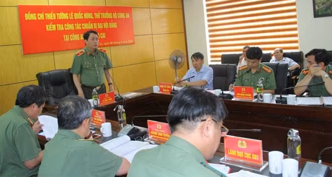 Major General Le Quoc Hung speaks at the event.