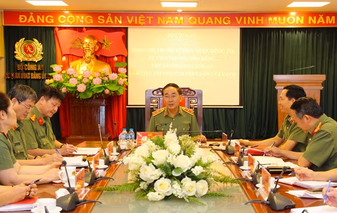 Deputy Minister Tran Quoc To speaks at the event.