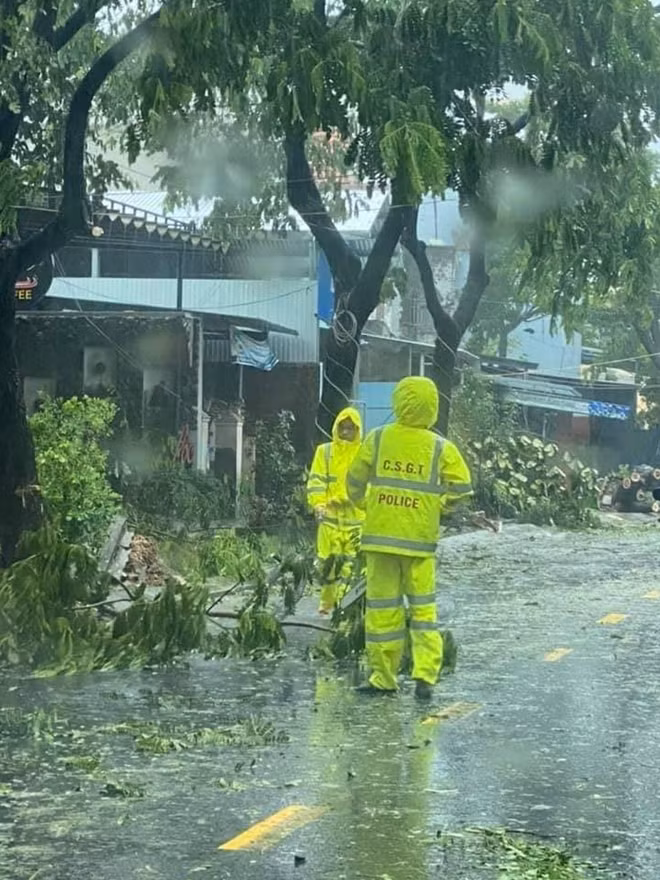 Police officers deployed to help local people overcome storm’s aftermath.