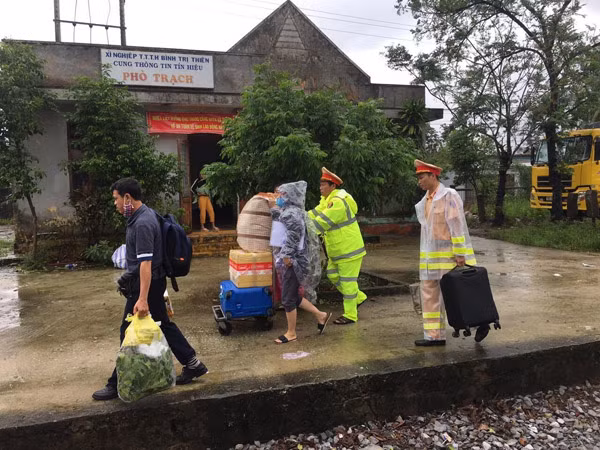 Traffic police help transport people's belongings to safe place.