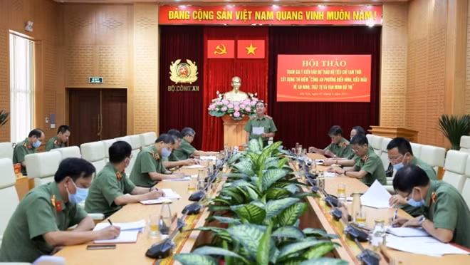 Deputy Minister Tran Quoc To speaks at the event.