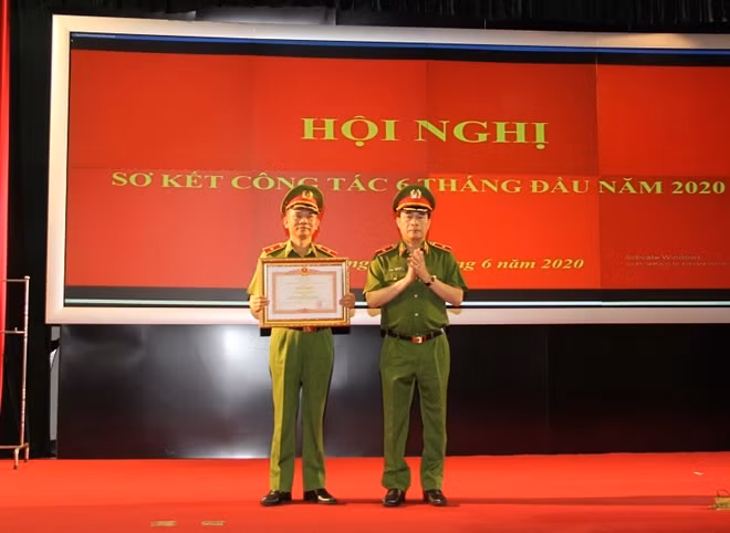 At the event, under the authority of the Prime Minister, Deputy Minister Le Quoc Hung presents the Prime Minister's Certificate of Merit to the Mobile Police Command.