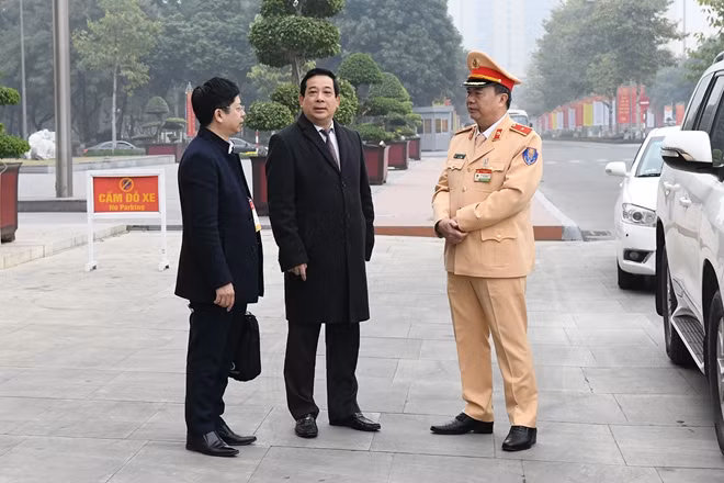 Major General Nguyen Van Trung and Dr. Luong Ngoc Khue supervise the work of attaching the special plates to the cars at the National Convention Center in Hanoi.