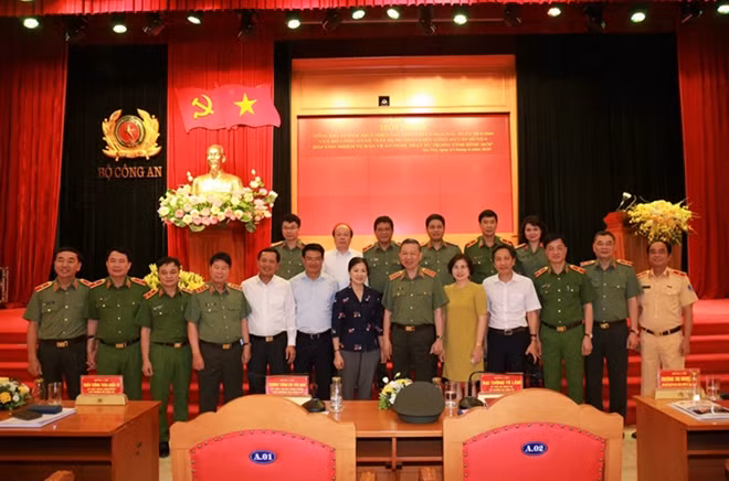Minister To Lam and other delegates at the meeting.