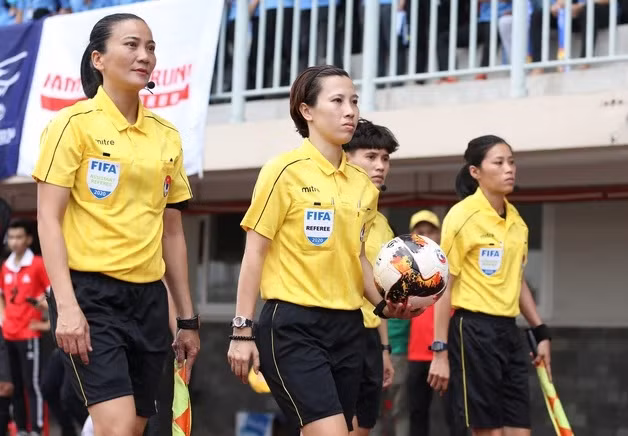 Referee Bui Thi Thu Trang (centre) and assistant referee Truong Thi Le Trinh (L). Photo: VFF