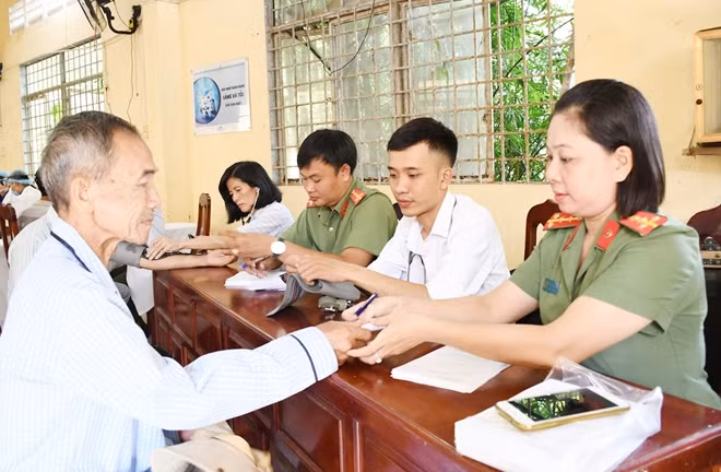Tra Vinh Police offers free medical check-ups and medicines to people ảnh 1