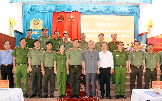 Deputy Minister Le Tan Toi and other delegates at the event.