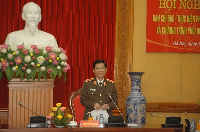 Deputy Minister Nguyen Van Son addressing the working session