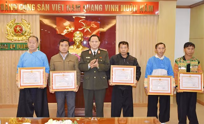 Major General Trinh Xuyen presenting certificates of merit to 10 excellent individuals in the movement “All people protecting national security”.