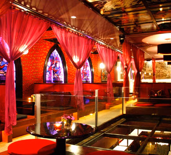 The Cool cafe on Nha Chung Street has Arabic style.