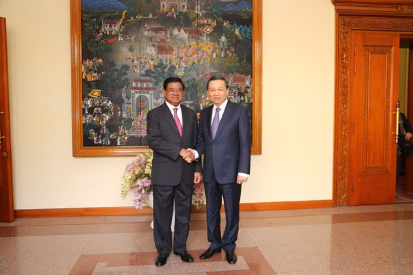 Minister To Lam (R) and Minister Samdech Krolohom Sarkheng (L)