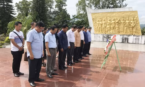 Deputy Minister Nguyen Van Thanh offering flower wreath at the Vietnam - Laos cemetery