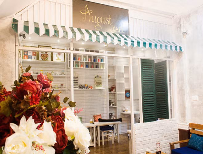 Situated on a busy intersection (Tran Hung Dao/Nguyen Cu Trinh) August is a lovely big leafy green open-spaced coffee hangout.