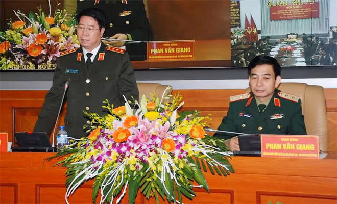 Senior Lieutenant General Bui Van Nam (L), Deputy Minister of Public Security and Lieutenant General Phan Van Giang(R), Chief of the General Staff of the Vietnam People’s Army, Deputy Minister of National Defense