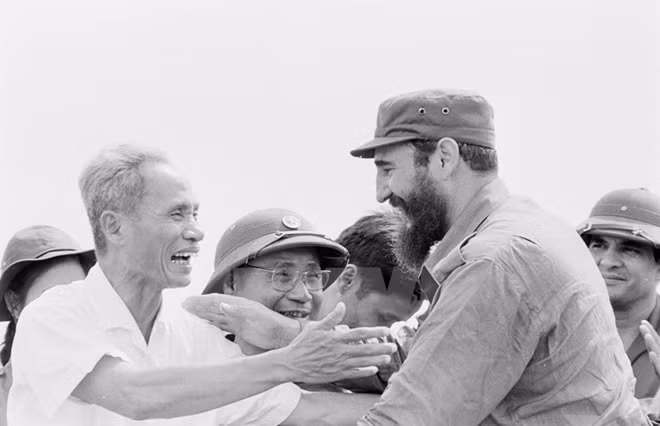 PM Pham Van Dong (L) and President Fidel Castro (R). Photo for illustration.