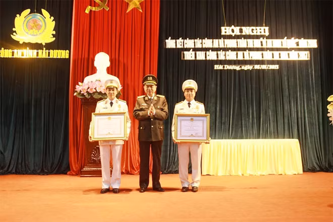 Minister To Lam presenting certificates to outstanding individuals