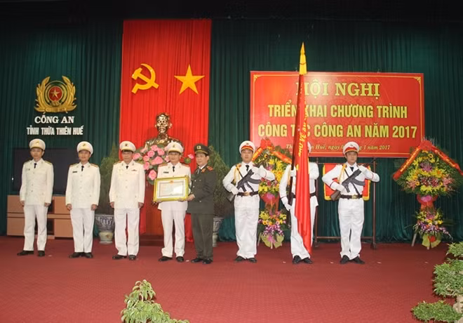 On behalf of the State President, Lieutenant General Nguyen Van Son presenting the second class Fatherland Defense Order to the Division for Anti-Reactionary and Anti-Terrorism (PA88)