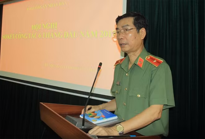 Major General Pham Van Mien addressing the conference.