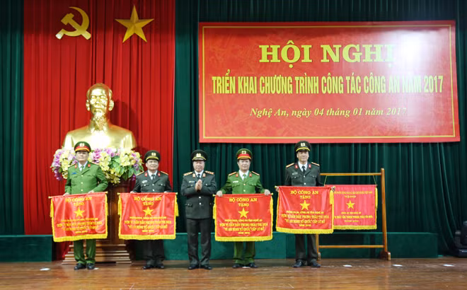 Deputy Minister Bui Van Nam presenting Emulation Flags to excellent units