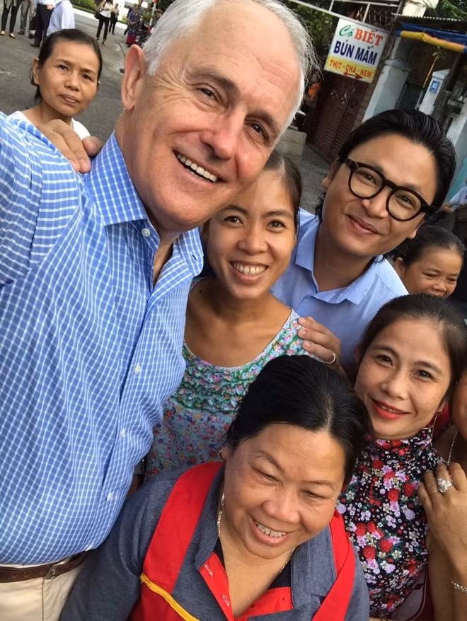 Prime Minister Turnbull taking photo with Da Nang people.