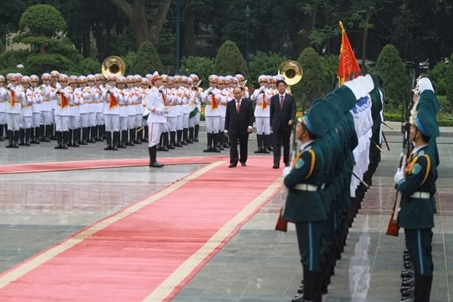 The two Prime Ministers inspecting the Guard of Honor