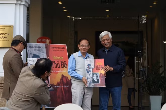 Mr. Duong Trung Quoc presenting gift to participant