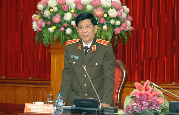 Deputy Minister Nguyen Van Son speaking at the working session