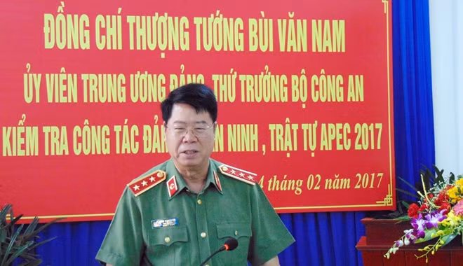 Senior Lieutenant General Bui Van Nam addressing the working session