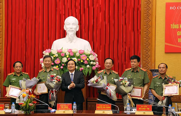 Mr. Phung Xuan Nha handing over commemorative medals "For the cause of education" to leaders of MoPS